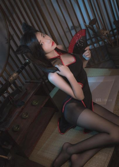 女人擦她毛茸茸的阴户